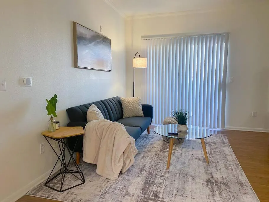 Luxury Getaway W/ Pool, Fast Wi-Fi & Free Parking Apartment Las Vegas