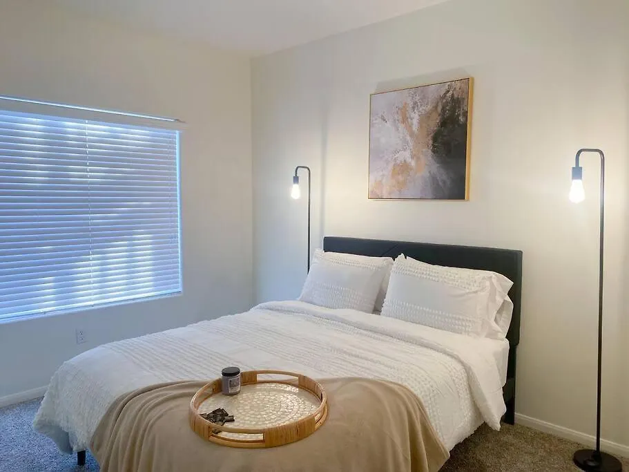 Luxury Getaway W/ Pool, Fast Wi-Fi & Free Parking Apartment Las Vegas