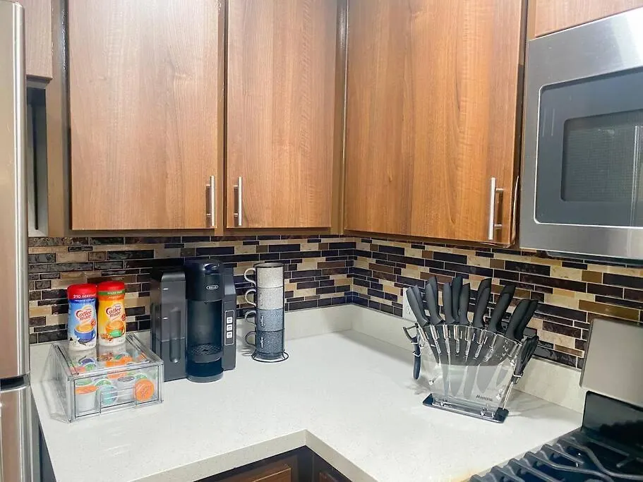 Luxury Getaway W/ Pool, Fast Wi-Fi & Free Parking Apartment Las Vegas